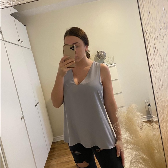 *SOLD* Babaton Lilac Purple Sleeveless blouse from Aritzia - Picture 2 of 2